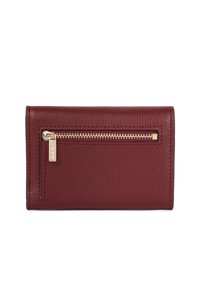 Portafoglio in pelle bordeaux con una finitura testurizzata, dotato di una tasca con zip color oro e accenti in hardware dorato. Design rettangolare compatto.