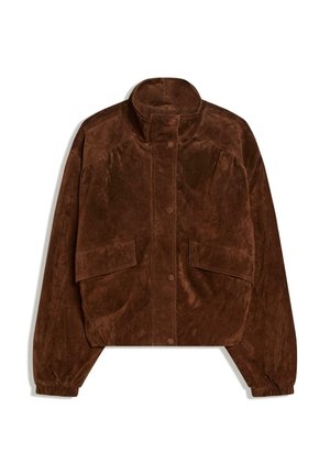 Jachetă scurtă din piele întoarsă maro, cu guler înalt, nasturi cu capse în față, buzunare cu clapetă și manșete elastice la mâneci lungi.