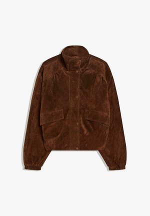 Hnedá semišová krátka bunda s vysokým golierom, prednými cvokmi, náprsnými vreckami so záklopkou a elastickými manžetami na dlhých rukávoch.