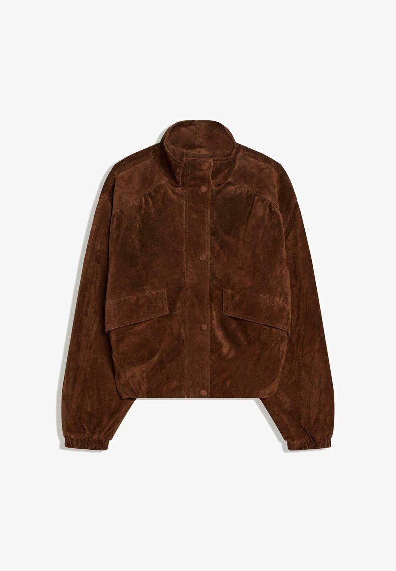 Braune Wildleder-Cropped-Jacke mit hohem Kragen, vorderseitigen Druckknöpfen, Klappentaschen und elastischen Bündchen an den langen Ärmeln.