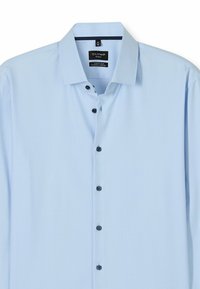 Helle blaue, super schmal geschnittene Hemd aus Baumwolle mit strukturiertem Finish, Button-Down-Kragen und sechs schwarzen Knöpfen. Markenetikett sichtbar im Kragen.