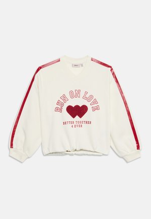 Sweat-shirt blanc à manches longues avec des rayures rouges sur les manches et le texte "RUN ON LOVE" au-dessus de deux cœurs et "BETTER TOGETHER 4 EVER" en dessous.