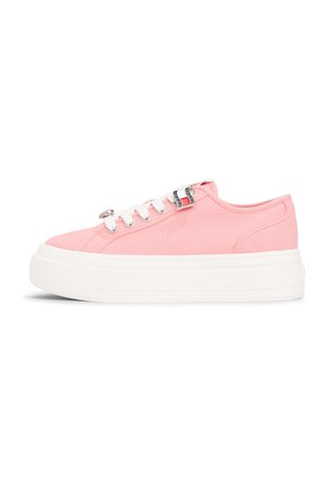 Zapatilla deportiva baja de lona rosa con suela plataforma blanca gruesa, cordones blancos y pequeños ojales metálicos plateados, vista lateral.