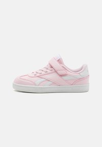 Pink lædersneakers med hvide detaljer, udstyret med velcrobånd, snørebånd og en textured sål. Enkel design med logo detalje på siden.