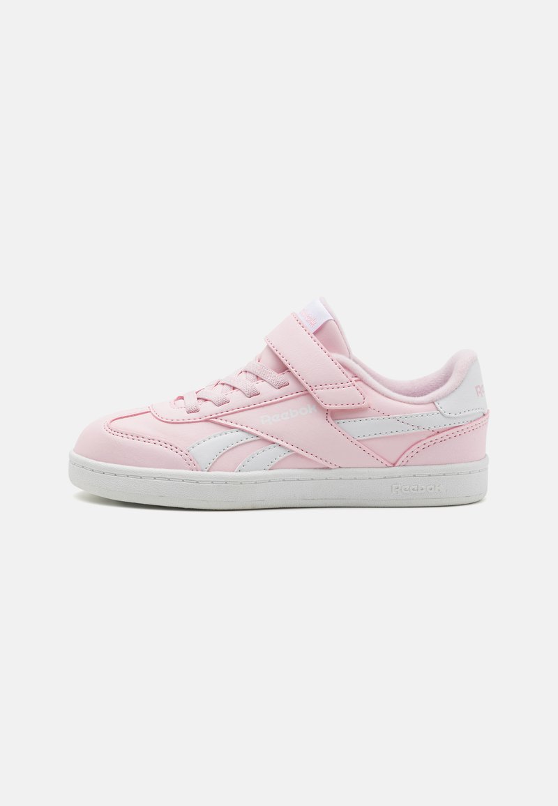 Rosa Leder-Sneaker mit weißen Akzenten, ausgestattet mit einem Klettverschluss, Schnürsenkeln und einer strukturierten Sohle. Einfaches Design mit Logodetail an der Seite.