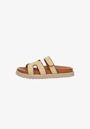 Braune Slide-Sandale mit beigen gewebten Riemen, gepolstertem Fußbett und hellbeiger Gummisohle, von der Seite auf weißem Hintergrund gezeigt.