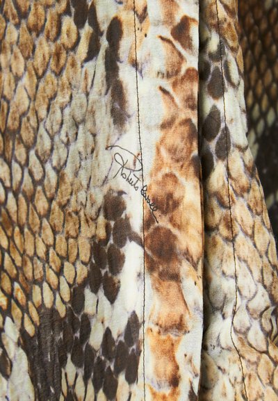 Scarf featuring a snake skin pattern in shades of brown and cream, with a soft texture and a visible signature in the fabric.