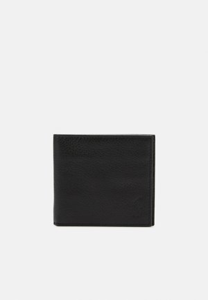 Carteira de couro preto com uma superfície texturizada, design de bifold e um pequeno logotipo em relevo no canto inferior. Estilo minimalista.