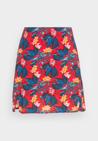Minifalda roja con flores, que presenta hojas azules y flores naranjas, con una forma ligeramente acampanada y detalle de abertura lateral. Material de algodón.