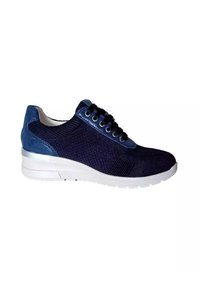 Sneakers in maglina blu navy con superficie texture, accenti azzurri, suola bianca e sei occhielli neri per i lacci.