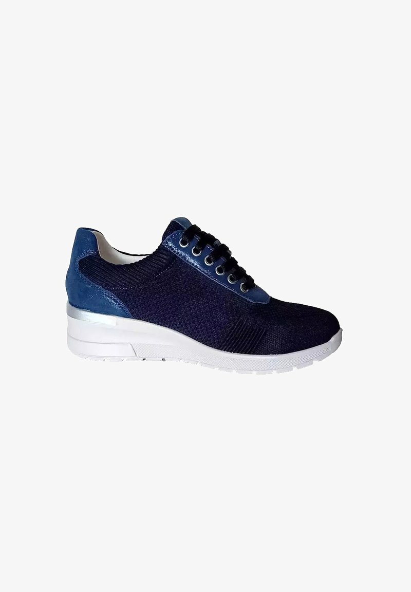 Sneakers in maglina blu navy con superficie texture, accenti azzurri, suola bianca e sei occhielli neri per i lacci.