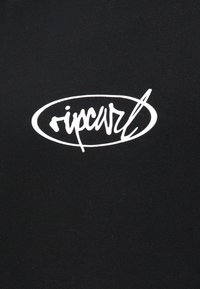 Schwarzes T-Shirt aus Baumwolle, mit einem weißen Logo im handschriftlichen Stil innerhalb einer ovalen Form auf der Vorderseite.