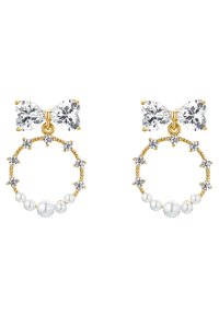 Orecchini a cerchio in oro con design a fiocco, arricchiti da cristalli trasparenti, perle bianche e ulteriori elementi brillanti.