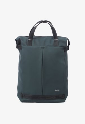 Un sac à dos vert foncé en matériau durable, doté de deux poignées supérieures, d'un pli à l'avant et d'une sangle noire le long du bas.