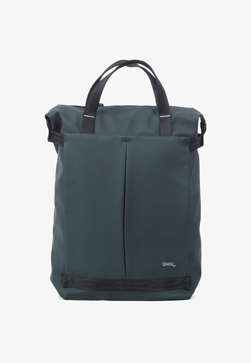 Donkergroene rugzak van duurzaam materiaal, met twee handgrepen aan de bovenkant, een voorplooing en een zwarte riem langs de onderkant.