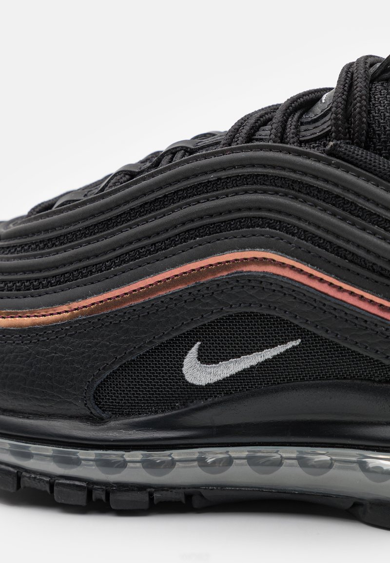 Czarne sneakersy Nike Air Max 97 z wygiętymi żłobieniami, wykonaną z skóry i siateczki, odblaskowym srebrnym logo oraz podeszwą z powietrzną poduszką.