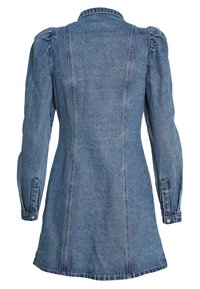 Denimklänning med en strukturerad form, med hög krage, puffärmar och en detalj vid sömmen bak. Ljusblå färg, medelhvikt tyg.