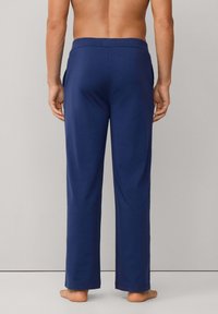 Pantalones de pijama azul marino hechos de una tela suave, con un diseño de pierna recta y una cinturilla plana, vistos desde atrás.