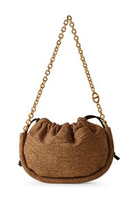 Bolso de mano marrón texturizado con parte superior fruncida, cadena dorada y acentos negros. Presenta una forma redondeada y una superficie similar a guijarros.