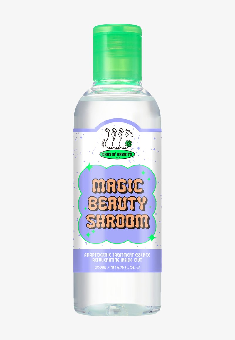 Genomskinlig plastflaska med grönt lock, märkt "Magic Beauty Shroom" med fet och färgglad text. Innehåller 200 ml adaptogen behandlingessens.