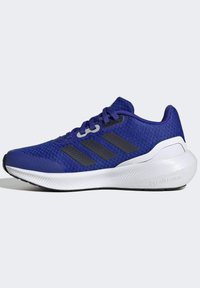 Scarpa sportiva blu con tomaia in mesh, dettagli neri, design a tre strisce e una spessa suola Cloudfoam bianca.