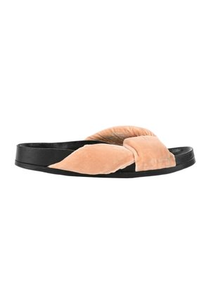 Sandale plate noire à enfiler avec de larges brides croisées en velours pêche doux sur le dessus.
