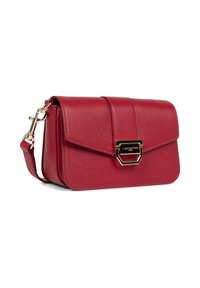 Borsa a tracolla rossa in ecopelle vegana con chiusura a pattina, ferramenta dorata e forma strutturata. Presenta una tracolla removibile e una finitura testurizzata.