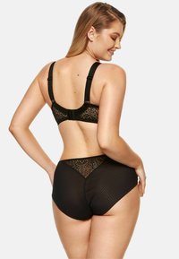 Czarny zestaw biustonosza z koronką i majtek o wysokim stanie. Biustonosz ma regulowane ramiączka i koronkowe tło w kwiaty. Majtki mają przezroczysty panel koronkowy.
