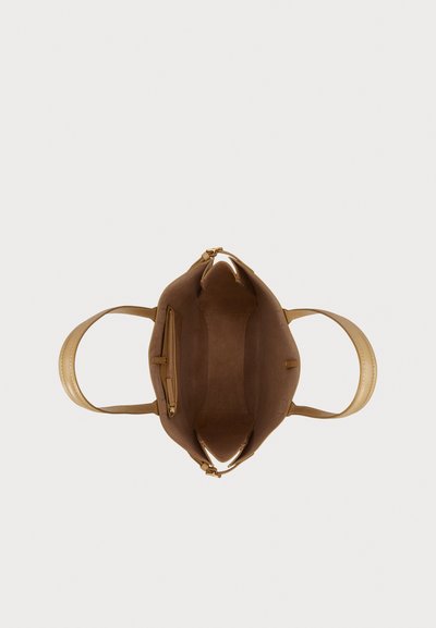 Ročajna torbica iz rjavega semiša z svetlo rjavimi usnjenimi poudarki. Vsebuje dva zgornja ročaja, žep z zadrgo in odprt notranji prostor z gladko teksturo.