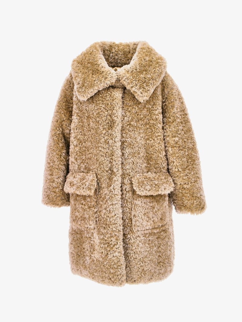 Tan faux fur-kåpe med bred krage, to frontlommer og løs passform. Teksturet, plysete overflate med knappelukking.