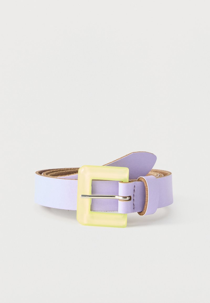 Ceinture en cuir lilas roulée avec une boucle carrée jaune translucide et une seule passante sur fond blanc.