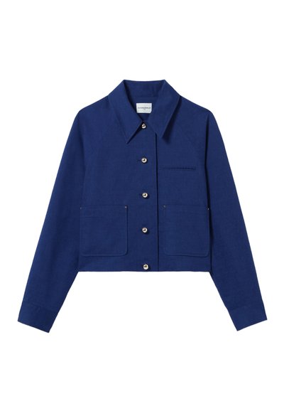 Veste cropped bleu marine en lin avec un col pointu, des boutons en argent, deux poches plaquées à l'avant et une petite poche poitrine.