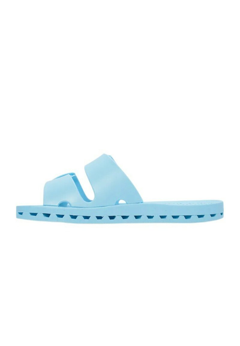 Sandalia de-slide azul claro hecha de plástico suave, con dos correas anchas y una suela texturizada con pequeños agujeros de drenaje.
