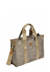 Sac fourre-tout texturé beige et brun avec deux courtes poignées, une bandoulière ajustable et un petit patch logo sur le devant.