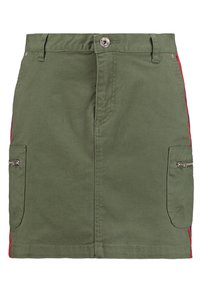Jupe en toile de coton olive, à coupe droite, avec poches soulignées et rayures latérales rouges. Présente une fermeture à boutons sur le devant et des éléments en métal.