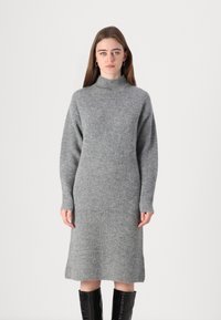 Graues gestricktes Kleid mit einem höheren Kragen, langen Ärmeln und gerippter Textur. Hat einen geraden Schnitt, der unter das Knie fällt.