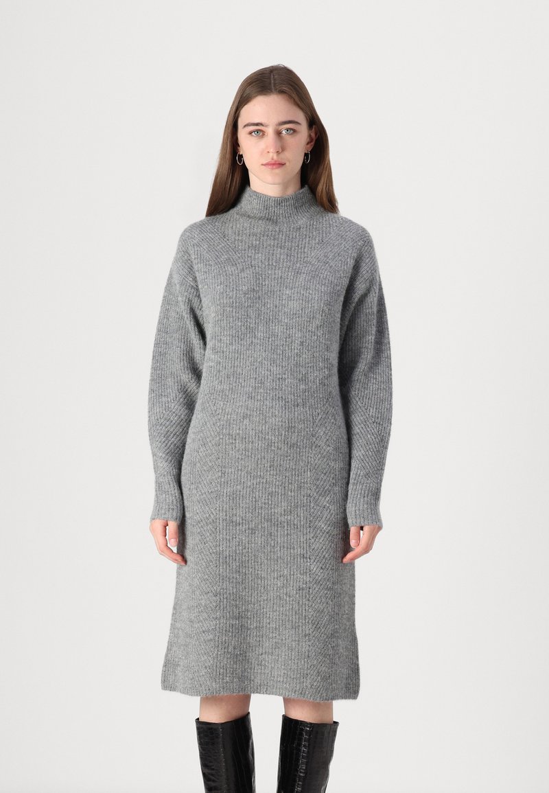 Graues gestricktes Kleid mit einem höheren Kragen, langen Ärmeln und gerippter Textur. Hat einen geraden Schnitt, der unter das Knie fällt.