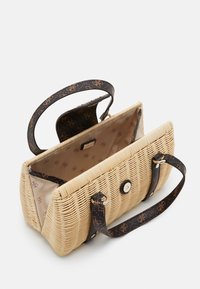 Sac en paille tissée avec deux poignées en cuir, couleur beige avec des accents à motifs foncés, et une fermeture à bouton ; intérieur doublé de tissu clair.