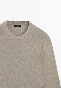 Beige crewneck-sweater med ribbet krave, lavet af strikket stof, mærket Massimo Dutti.