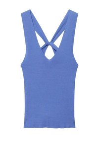 Niebieski, prążkowany top na ramiączkach z głębokim dekoltem w kształcie litery V i skrzyżowanymi ramiączkami z tyłu. Materiał ma gładką strukturę i charakteryzuje się cropped dołem.