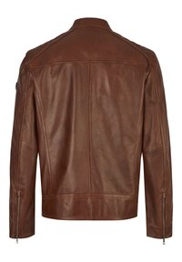 Chaqueta de cuero marrón con una textura suave, que cuenta con un cuello, detalles de costura, bolsillos laterales con cremallera y un diseño recto.