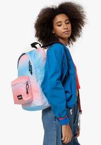 Eastpak OUT OF OFFICE UNISEX jasnoniebieski
