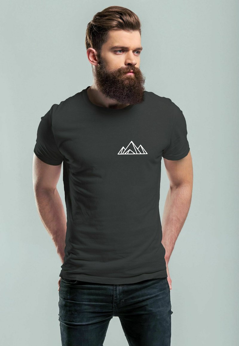 Schwarzes Baumwoll-T-Shirt mit einem weißen Berg-Graphic auf der Brust. Das Shirt hat kurze Ärmel und einen runden Halsausschnitt, mit einem enganliegenden Design.