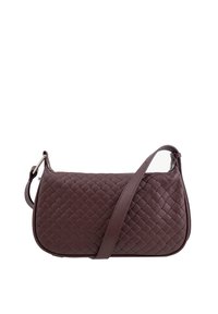 Borsa a spalla in pelle intrecciata di un profondo color borgogna, forma rettangolare con base piatta, tracolla regolabile e sottili dettagli di cucitura.