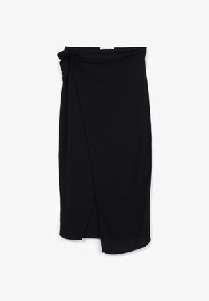 Czarna spódnica o luźnym kroju, wykonana z gładkiego materiału, posiadająca boczny sznurek i rozcięcie z przodu, oferująca smukłą sylwetkę i nowoczesny design.