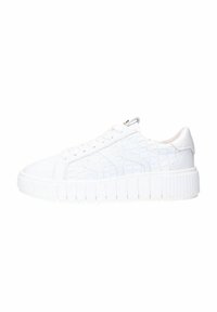 Witte sneakers met een gestructureerd krokodillenpatroon, ronde neus en gelaagde middenzool. Voorzien van platte veters en een achterste lipje voor comfortabel aantrekken.