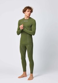 Olijfgroene thermische basislaagset met lange mouwen en leggings met contrasterende stiksels. Gemaakt van zacht, rekbaar materiaal.