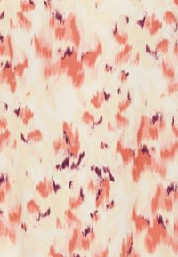 Tessuto decorato con uno sfondo color crema chiaro, caratterizzato da forme astratte in rosa e rosso caldo con accenni di viola scuro. Texture morbida.