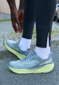 EXPERIENCE FLOW - Chaussures de running sur route - gray/green