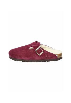Sabot en daim bordeaux à bout arrondi, avec une sangle ajustable et un accent en boucle, et une semelle en caoutchouc texturé pour une meilleure adhérence.